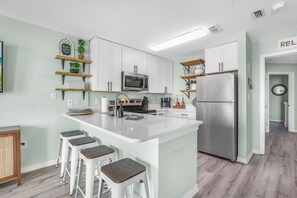 冷蔵庫、電子レンジ、オーブン、コンロ