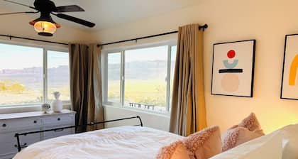 Scenic Desert Retreat • Views, Stargazing & Near Grand Canyon West