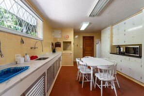 Réfrigérateur, four à micro-ondes, un four, cafetière-théière