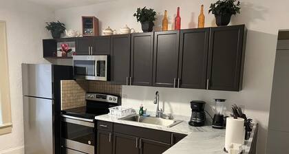 Lovely 2-bedroom house with AC in vibrant Miami