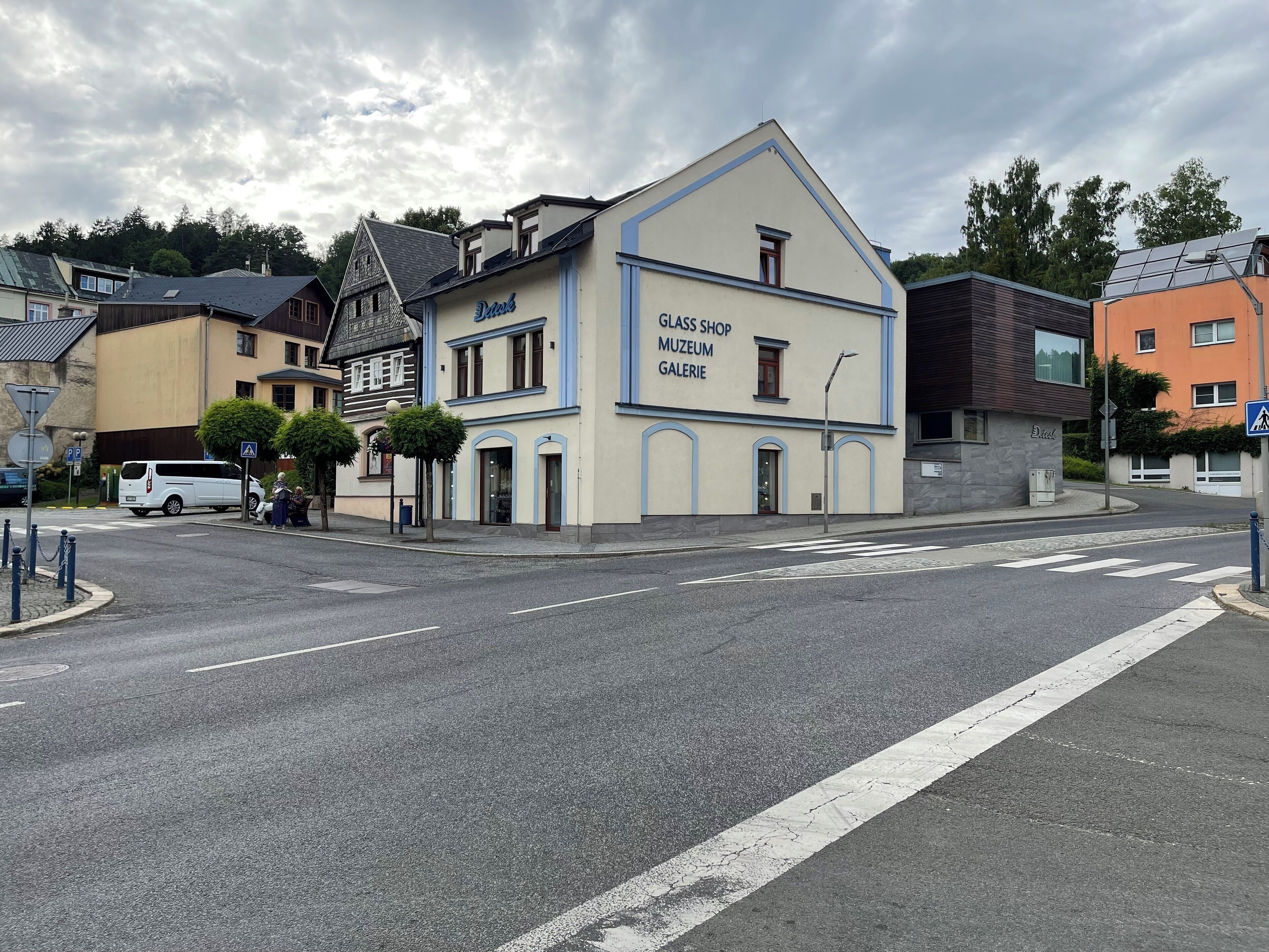 A building with a sign indicating it is a glass shop, museum, and gallery.