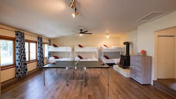 3 bedrooms, iron/ironing board, travel crib, free WiFi