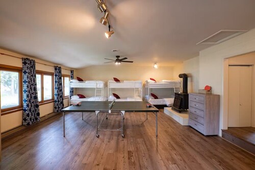 Downtown Grayling Riverfront Retreat-Welcome Hunters, Walk to Shops & Dining