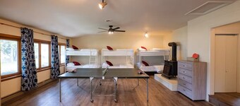 Downtown Grayling Riverfront Retreat-Welcome Hunters, Walk to Shops & Dining