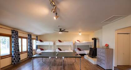 Downtown Grayling Riverfront Retreat-Welcome Hunters, Walk to Shops & Dining