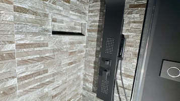 Douche, sĂšche-cheveux, bidet, serviettes fournies