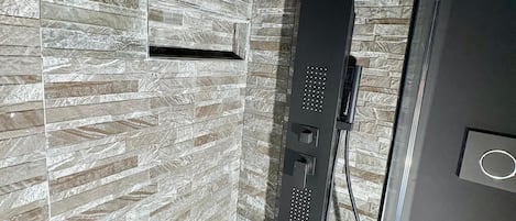 Douche, séchoir à cheveux, bidet, serviettes fournies