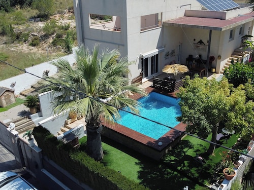 Spacious 4-bedroom chalet with fitness room and AC in Llíria