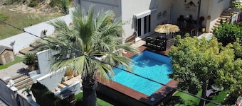 Spacious 4-bedroom chalet with fitness room and AC in Llíria