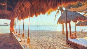 Private beach, white sand, free beach cabanas, sun loungers - Villa Del Palmar (Cancun)
