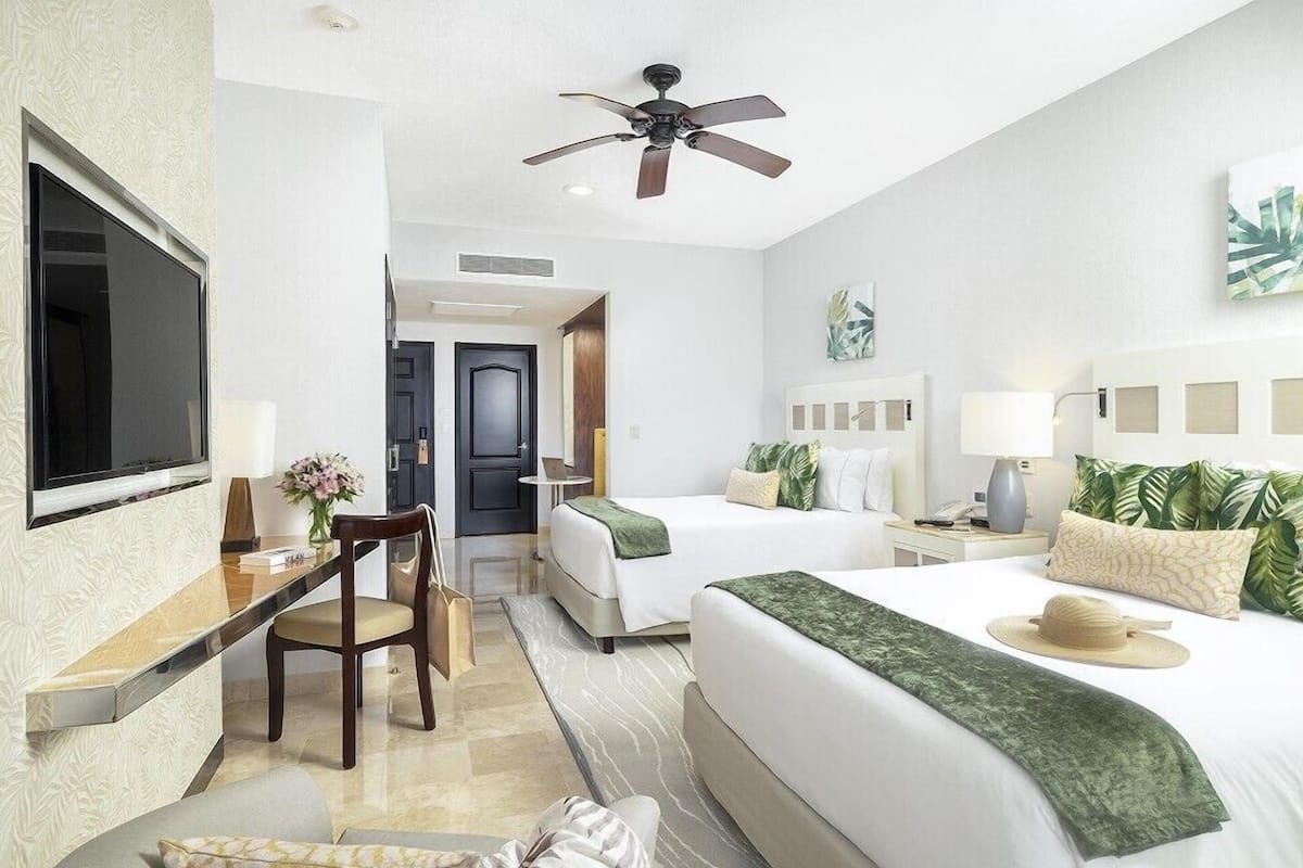 Deluxe Studio Suite, Garden View | In-room safe, iron/ironing board, free WiFi, bed sheets