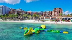 Bãi biển riêng, cát trắng, lều miễn phí, ghế dài tắm nắng 