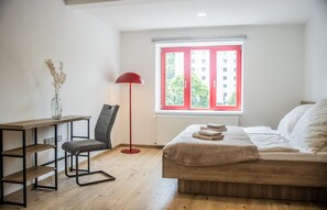 4 bedrooms, desk, free WiFi, bed sheets