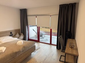 4 bedrooms, desk, free WiFi, bed sheets
