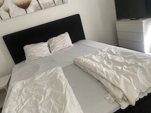 1 bedroom, desk, free WiFi, bed sheets