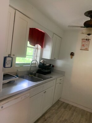 Microondas, horno, placa de cocina, lavavajillas