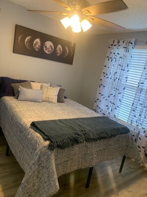 2 bedrooms, iron/ironing board, WiFi, bed sheets - Charming house Our Happy Place Centrally located in Beautiful Lake Helen Florida (Lake Helen)