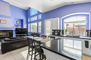 Interior - 3bd 3 bath delightful home 20 min Strip. 1 king 2 queen sofabed POOL SPA, garage (Las Vegas)