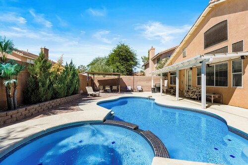 3bd 3 bath delightful home 20 min Strip. 1 king 2 queen sofabed POOL SPA, garage