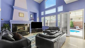 Een smart-tv en boeken