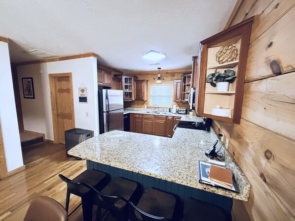 Kjøleskap, mikrobølgeovn, ovn og kokeplater