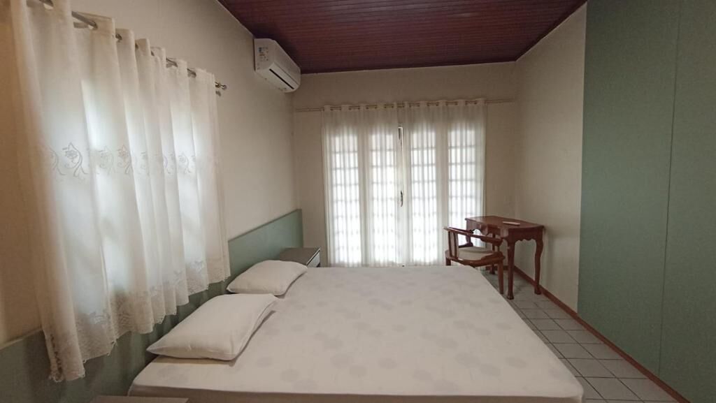 Una habitación con una cama, un escritorio y una silla.