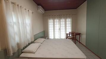 Una habitación con una cama, un escritorio y una silla.