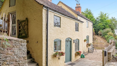 Myrtle Cottage - sleeps 4 guests  in 2 bedrooms