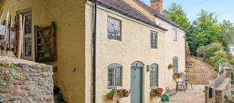 Myrtle Cottage - sleeps 4 guests  in 2 bedrooms