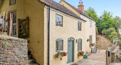 Myrtle Cottage - sleeps 4 guests in 2 bedrooms