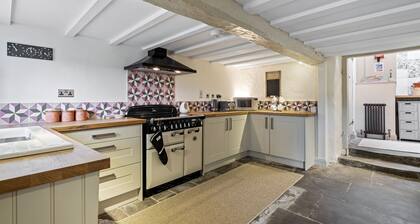 Myrtle Cottage - sleeps 4 guests in 2 bedrooms