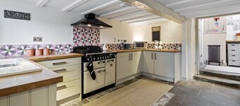 Myrtle Cottage - sleeps 4 guests in 2 bedrooms