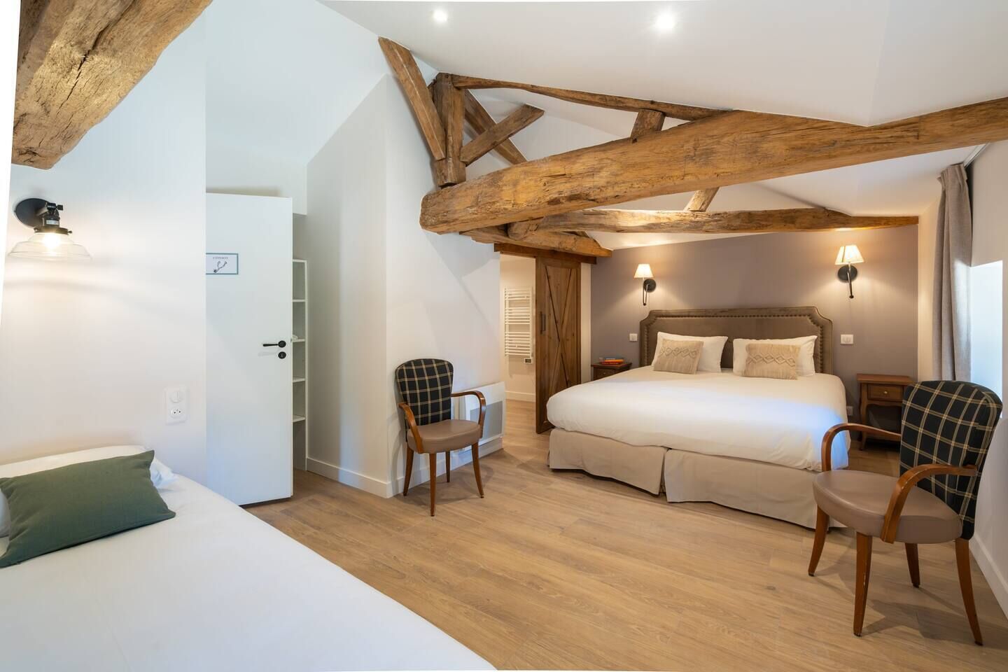 4 bedrooms, bed sheets