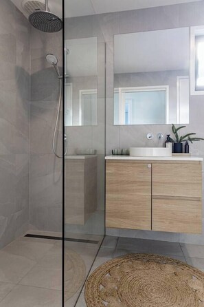 Shower, hair dryer, towels - The Nook - relaxing home breathtaking ocean views (Wye River)
