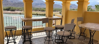 3-bedroom Townhome with Private Pool and AC