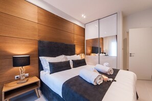 1 室のベッドルーム、セーフティボックス (室内)、アイロン / アイロン台、旅行用ベビーベッド