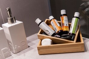 シャワー、タオル、石鹸、シャンプー