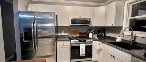 Frigorífico, microondas, horno y placa de cocina