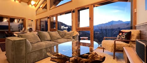 تلفزيون ذكي، مدفأة، مشغل دي في دي، كُتُب