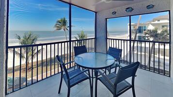 Condo (2 Bedrooms) | Front of property