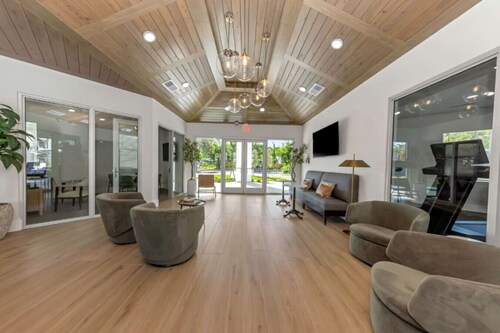 Beachside Luxury 2BR Suite w/ Pool, Gym + Parking