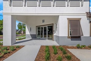 Exterior - Coastal LUX 2BR, 10 Min to best Beaches, pool+Gym (Largo)