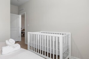 2 bedrooms, desk, iron/ironing board, WiFi - Coastal LUX 2BR, 10 Min to best Beaches, pool+Gym (Largo)