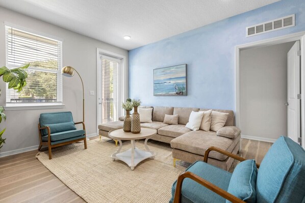 TV, computer monitors - Coastal LUX 2BR, 10 Min to best Beaches, pool+Gym (Largo)