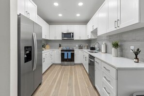 Køleskab, mikrobølgeovn, ovn, kogeplade