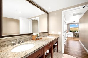 Appart'hôtel (3 Bedrooms) | Salle de bain | Douche, articles de toilette de luxe