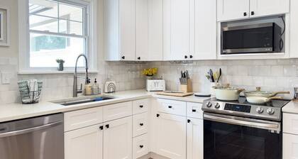 Artsy Arvada Urban Cottage + Guest House - Near Breweries, Golf, Theatre, Parks