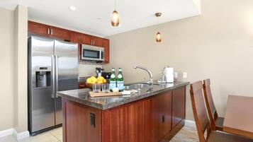 Condo (3 Bedrooms) | Private kitchen | Microwave, oven, dishwasher, coffee/tea maker