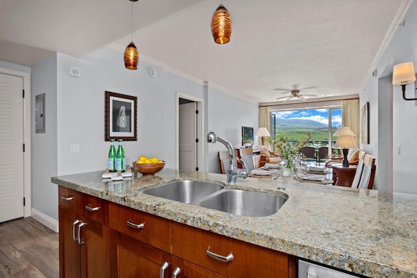 Apartamento (3 Bedrooms) | Cocina privada | Microondas, horno, lavavajillas y cafetera o tetera