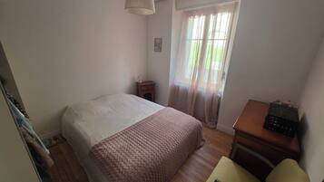 1 bedroom, travel cot, free WiFi, bed sheets